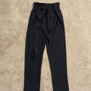 Grace Karin Black Cropped Paper Bag waist pants. Size: Small